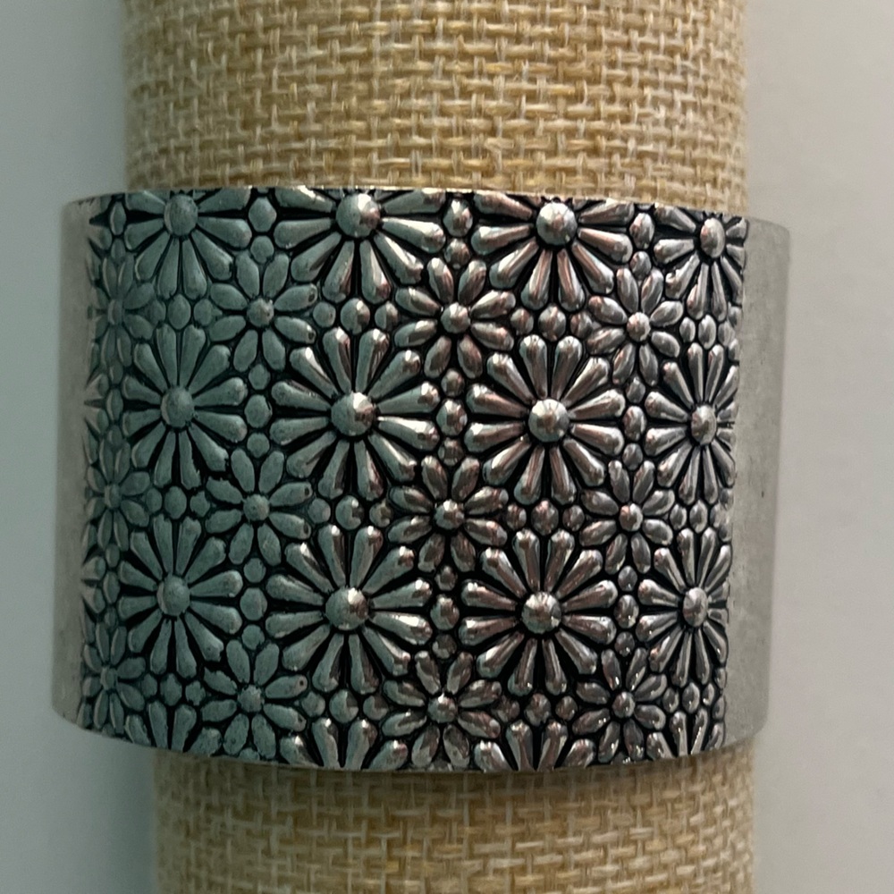 Vintage SilverTone Daisy Cuff Bracelet - Picture 3 of 6